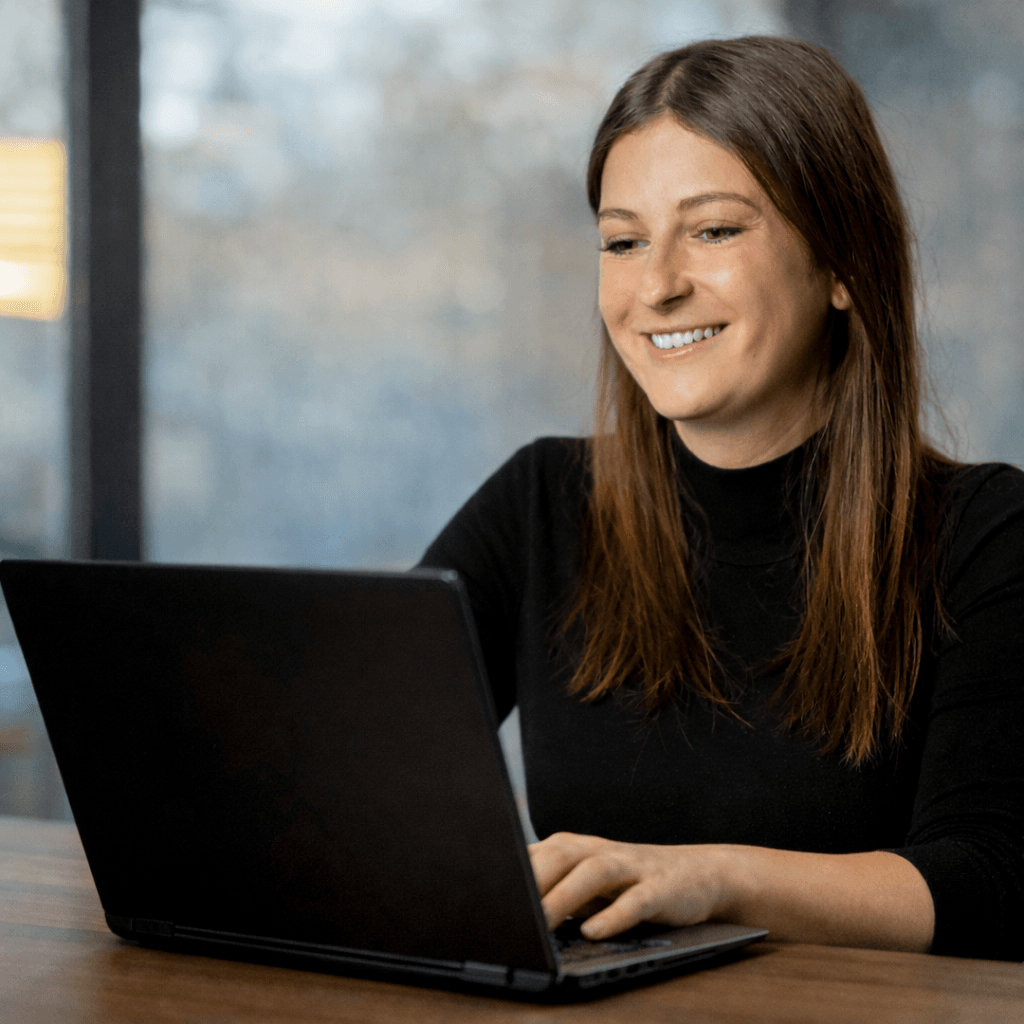 Sarah Lüönd am Laptop – Marketing Generalistin für KMU und Startups in der Zentralschweiz